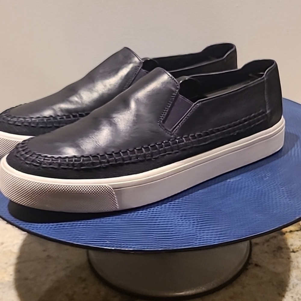 Vince black leather slip on sz.8.5 M.. (#1104) EC.